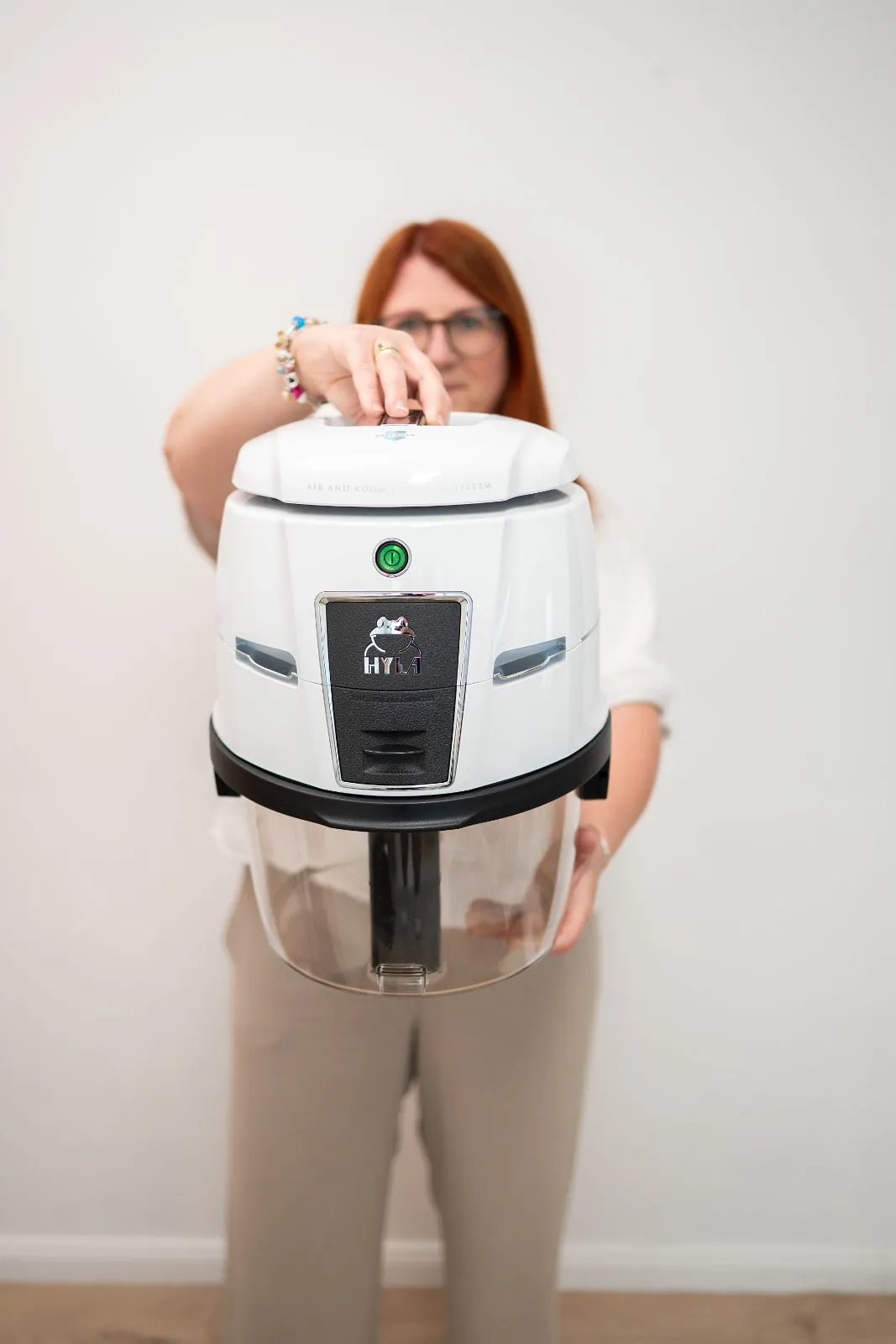 Daniela Wolf mit dem HYLA Wasserfilter-System