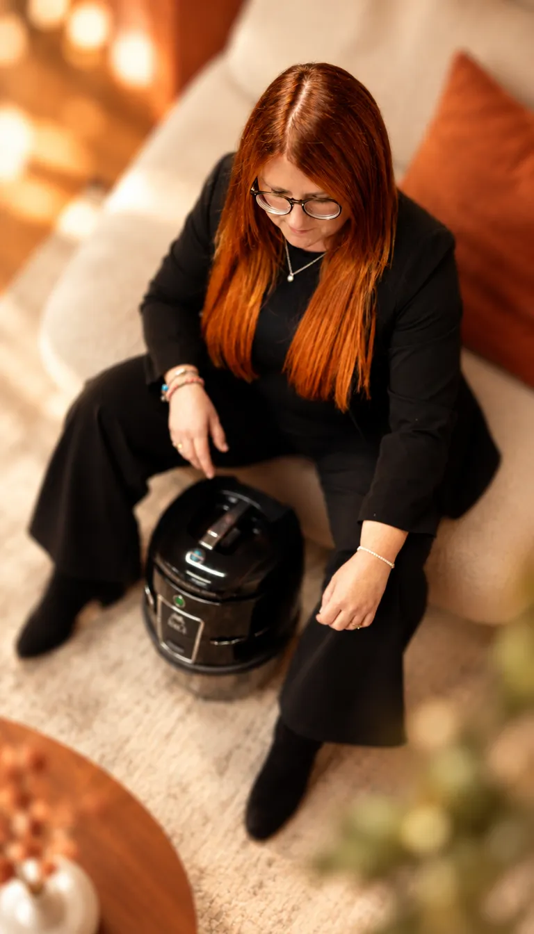 Daniela Wolf mit dem HYLA auf dem Sofa