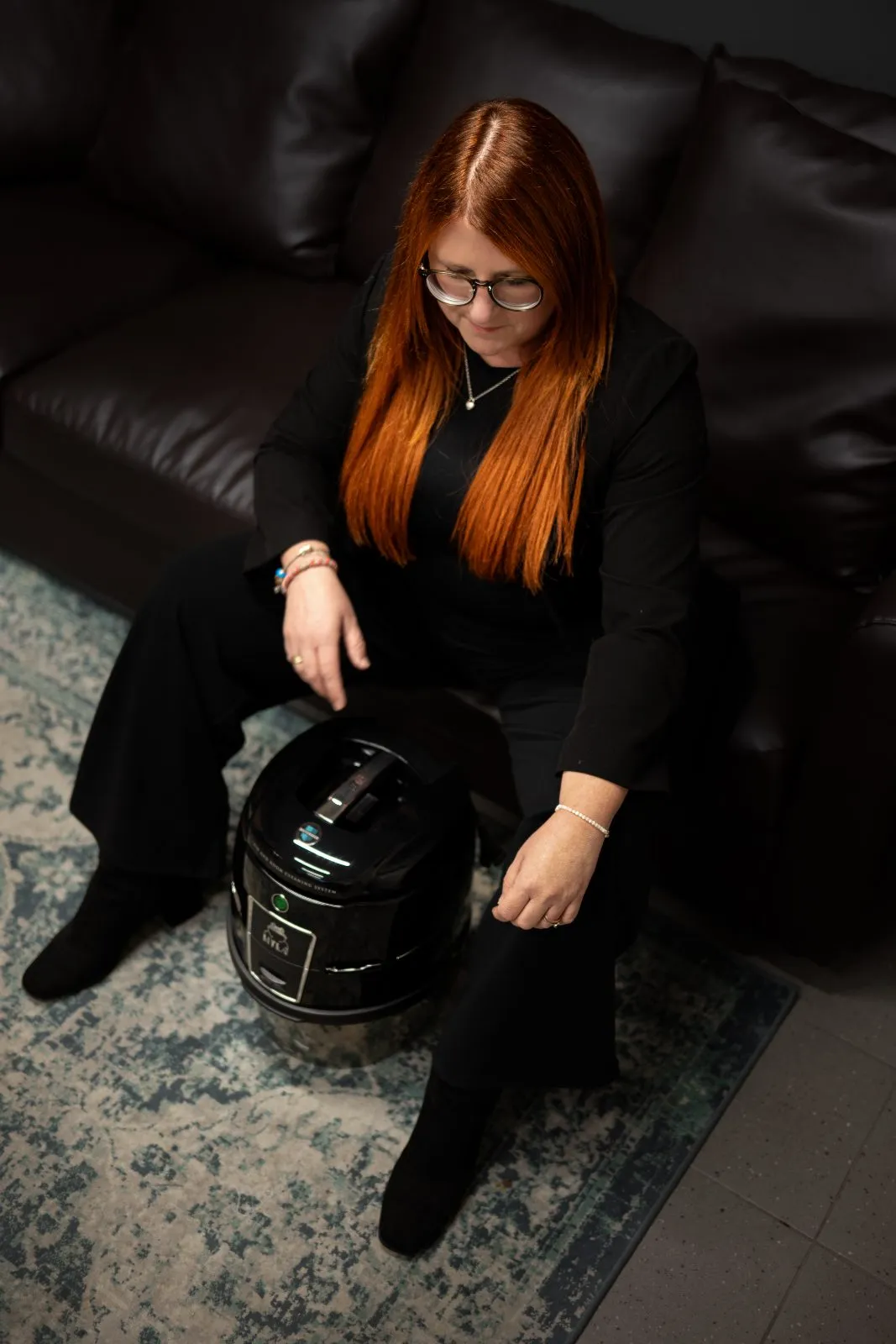 Daniela Wolf mit HYLA auf dem Sofa