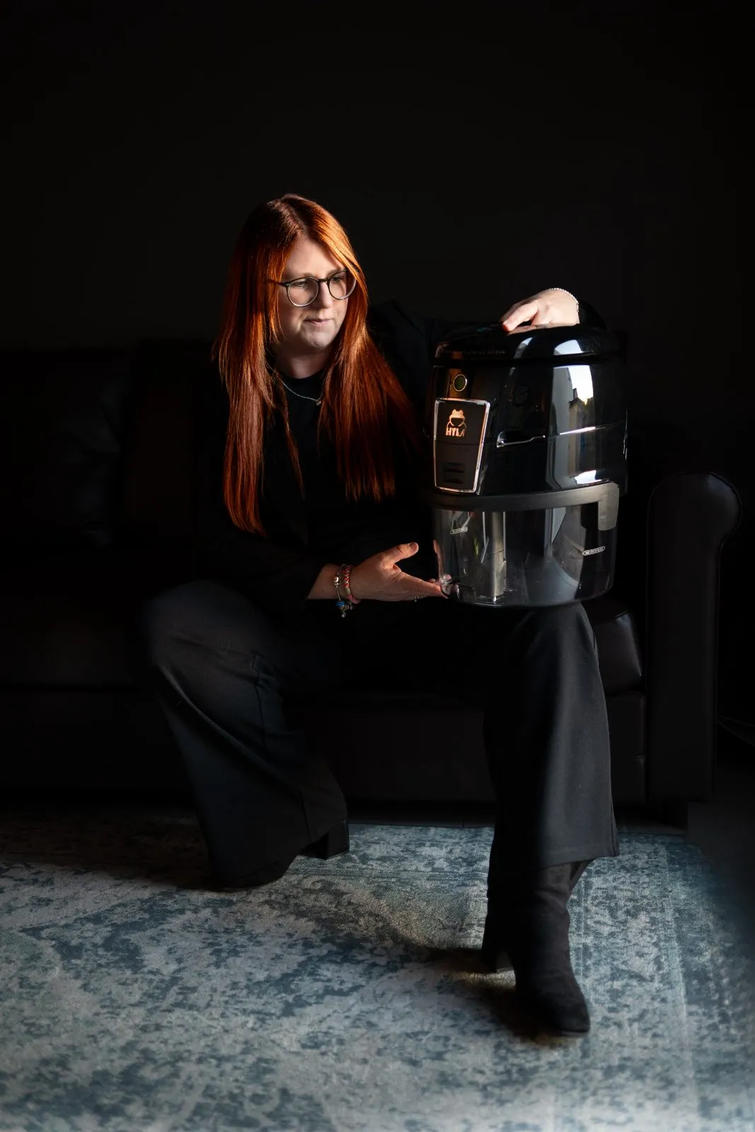 Daniela Wolf zeigt das HYLA System im Wohnzimmer