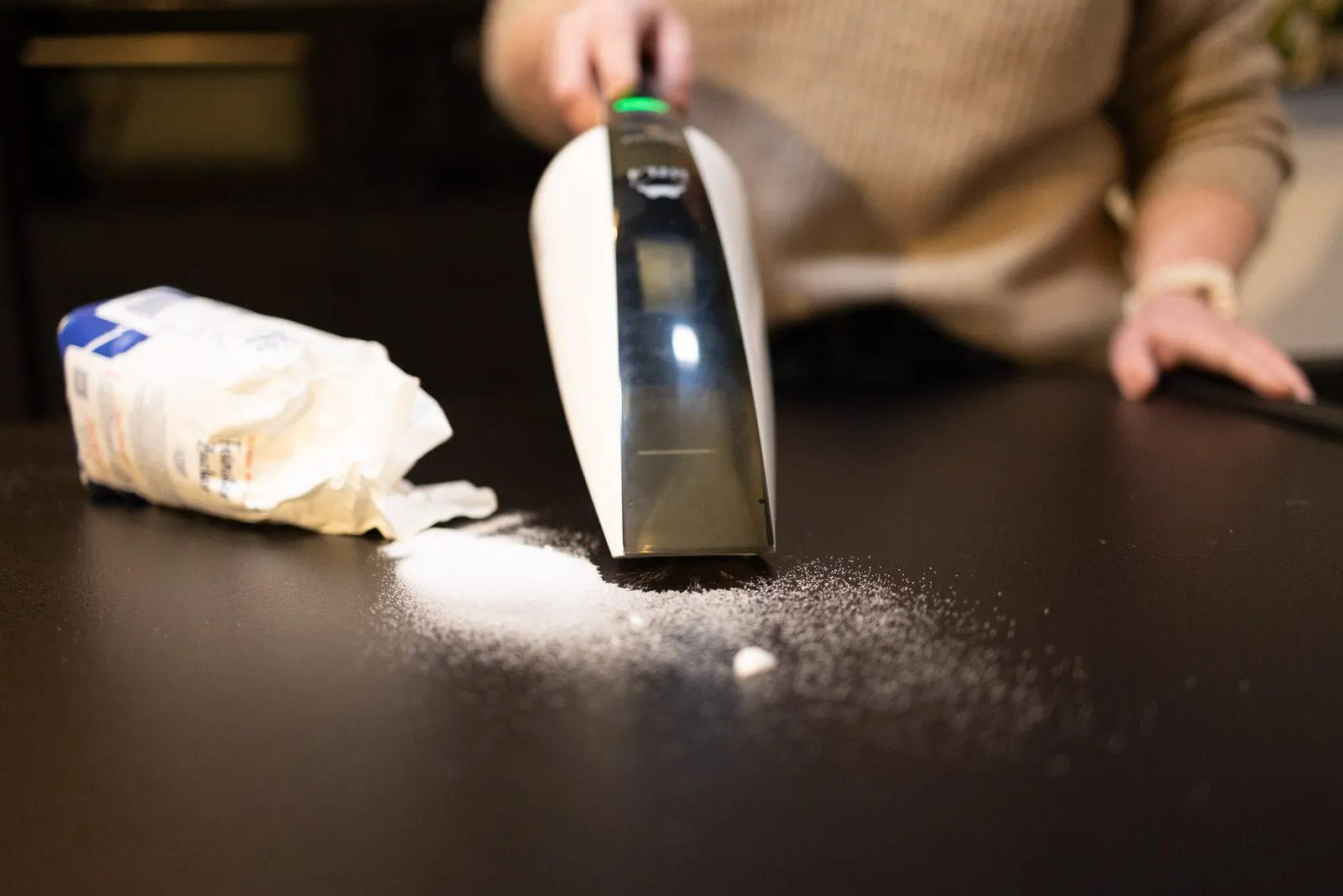 HYLA Rapida Handsauger saugt verschütteten Zucker von der Arbeitsplatte