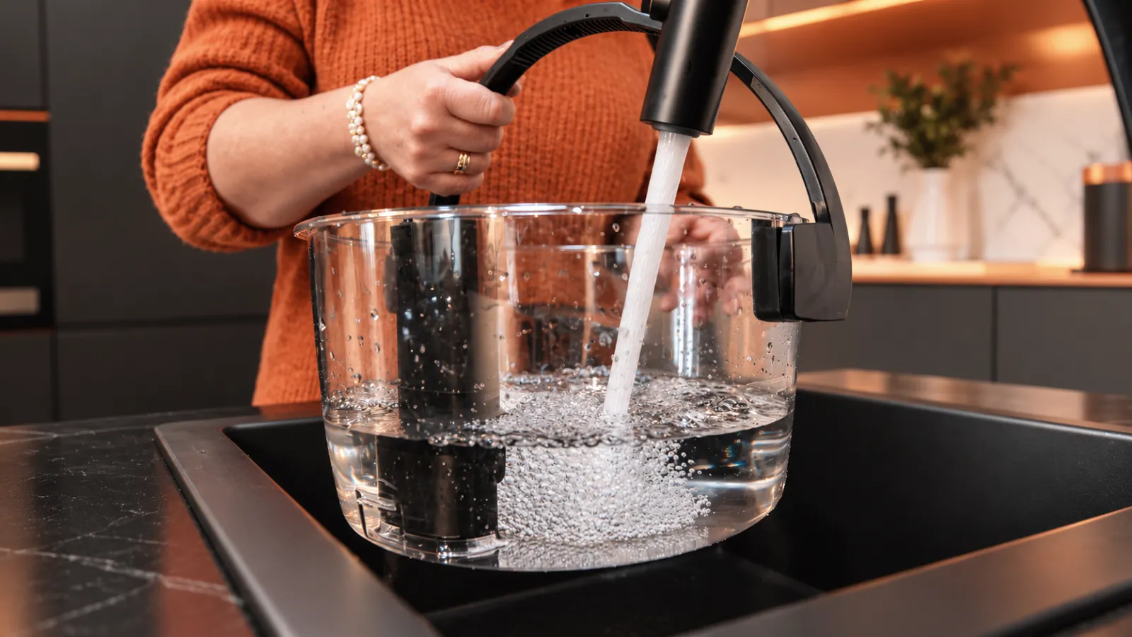 HYLA Wasserbehälter wird befüllt