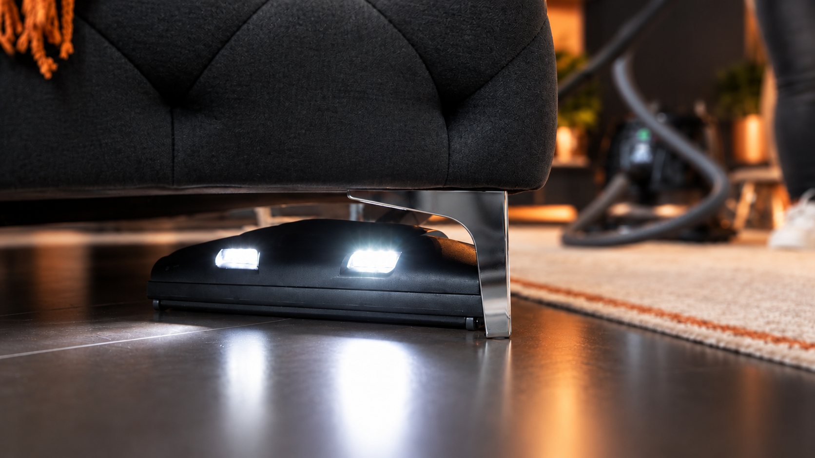 HYLA Düse mit LED-Licht unter dem Sofa